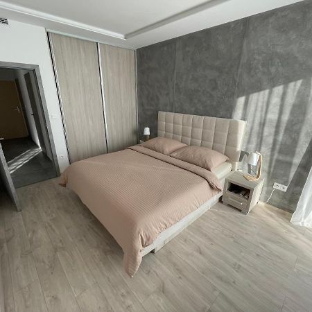 Greenbay Apartment With Free Parking Trenčín Exteriör bild