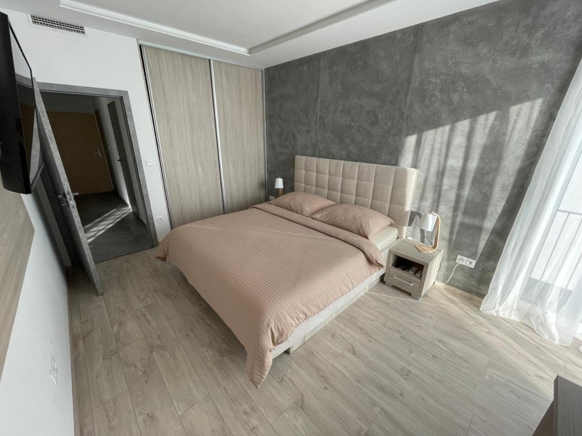 Greenbay Apartment With Free Parking Trenčín Exteriör bild