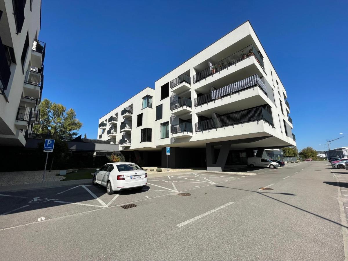 Greenbay Apartment With Free Parking Trenčín Exteriör bild